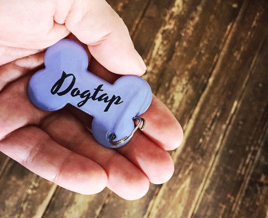 Hand in der Dogtap liegt